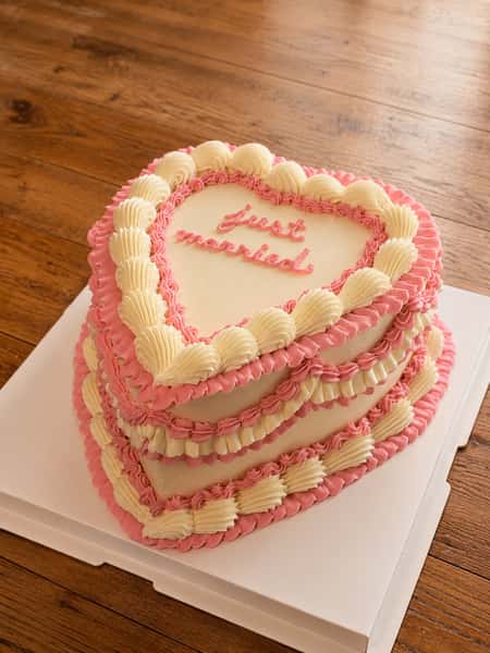 Love comes in all forms… and apparently so does cake. 🎂💗
Whether you’re “just married” or “lonely but grateful,” we’ve got a cake for the occasion. 😂
Custom vegan cakes made right here at Mr. Natural. 🌱
📍 Mr. Natural
1901 E Cesar Chavez St.
Austin, TX 78702
•••
El amor viene en muchas formas… y aparentemente los pasteles también. 🎂💗
Ya sea que estés “recién casado” o “solo pero agradecido,” tenemos un pastel para la ocasión. 😂
Pasteles veganos personalizados hechos aquí en Mr. Natural. 🌱
#MrNaturalAustin #VeganCake #AustinEats #PlantBased #ATXEats