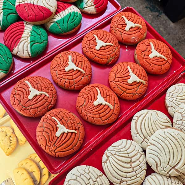 UT football is officially BACK 🤘🏽🏈
So naturally… we made Longhorn conchas. 😂🧡
Vegan, fresh out of our bakery, and ready for game weekend. Hook ’em! 🤘🏽
#hookem #texaslonghorns #ut #atx #veganconchas