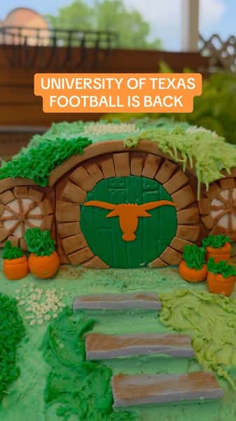 UT football is back, baby! 🤘🏈 Celebrate game day with a custom cake from Mr. Natural! This one is Lord of the Rings–themed 🧙♂️💍
Available vegan, gluten-free, or regular. Tap the link in our bio to order! 🎂
•••
¡El fútbol americano de UT está de regreso! 🤘🏈 Celebra el día del partido con un pastel personalizado de Mr. Natural. Este tiene un diseño inspirado en El Señor de los Anillos 🧙♂️💍
Disponible vegano, sin gluten o regular. ¡Haz clic en el enlace de nuestra bio para ordenar! 🎂
#MrNaturalAustin #CustomCakes #AustinBakery #VeganCake #GlutenFreeCake Longhorns HookEm