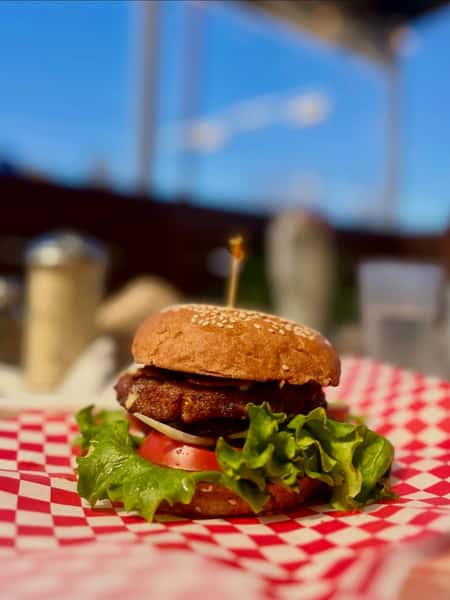 🔥 Homemade soy patties. Keep it classic and get the Burger Boss, or go full Texas and drown it in BBQ sauce for that smoky kick. Plant-based never tasted this good. 🌱🍔🤘
•••
Hamburguesas de soja caseras. Apuesta por lo clásico con la Burger Boss o elige el estilo tejano y báñala en salsa barbacoa para darle ese toque ahumado. La comida de origen vegetal nunca supo tan bien. 🌱🍔🤘
#AustinEats #SoyBurger #KeepAustinWeird #PlantBasedATX #TexasBBQ