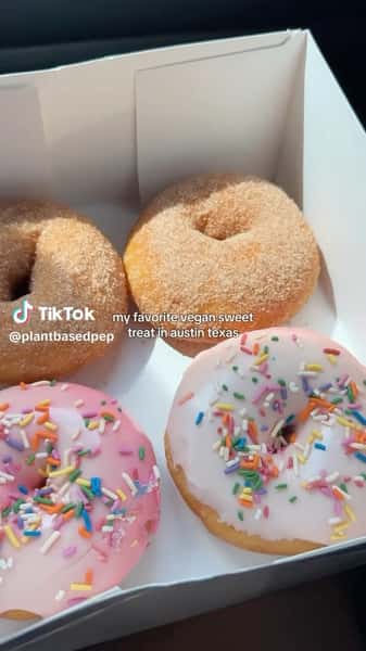Nothing makes us happier than seeing you enjoy your favorite vegan treats! 🍩💚 Thank you, @plantbasedpep, for stopping by and sharing this sweet TikTok with us!
•••
¡Nada nos hace más felices que verlos disfrutar de sus postres veganos favoritos! 🍩💚 Gracias, @plantbasedpep, por visitarnos y compartir este dulce TikTok con nosotros.

#veganos #atx #vegandonuts #mrnatural #veganaustin