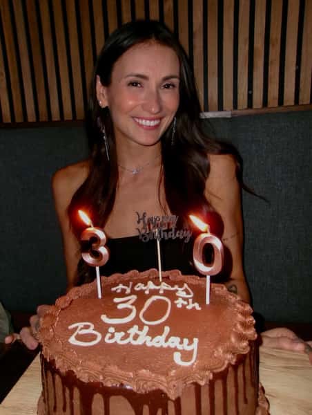 30, flirty, and thriving! 💕🎂 We love being part of your birthday celebrations! Whether you’re turning 30-something—or celebrating any age~ we have the perfect cake for you. ✨
Vegan and gluten-free options are available! Order yours now at the link in our bio. 🎉
#MrNaturalAustin #CustomCakes #VeganCakes #GlutenFreeCakes #AustinEats
•••
¡30, coqueta y fabulosa! 💕🎂 ¡Nos encanta ser parte de tus celebraciones de cumpleaños! Ya sea que cumplas treinta y tantos—o cualquier otra edad—tenemos el pastel perfecto para ti. ✨
¡Contamos con opciones veganas y sin gluten! Ordena el tuyo ahora en el enlace de nuestra biografía. 🎉