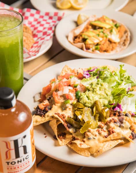 “Enough to share... but good enough not to.” 🌮 Macho Nachos: corn chips loaded with your choice of cheese and beans, soy-rizo, lettuce, jalapeño, pico de gallo & guac. Sharing is optional. 😉
•••
Suficientes para compartir... pero tan buenos que no querrás hacerlo. 🌮 Macho Nachos: totopos cargados con tu elección de queso y frijoles, soy-rizo, lechuga, jalapeño, pico de gallo y guacamole. Compartir es opcional. 😉
#veganos #atxvegan #nachos #machonacho #mrnatural