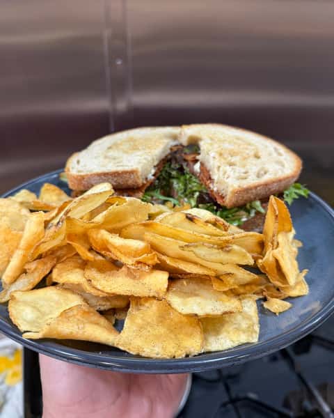 New on the board: The BLT. Stacked with crisp applewood-smoked bacon, fresh greens, ripe tomatoes, and a heavy swipe of house garlic aioli that doesn't play nice. Paired with a warm pile of scratch-made potato chips for pure crunch-on-crunch satisfaction. 🔥🥓

#MysticBiscuit #SouthForkCO #ColoradoEats #BLT #ScratchKitchen #BaconLovers