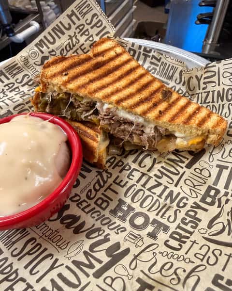The Colorado has a loyal following for good reason 😏 Shaved steak, mushrooms, grilled onions, diced chilies, cheddar, and provolone piled onto toasted jalapeño Cheddar bread make this the kind of sandwich people talk about long after the last bite. Popular? Absolutely. Overhyped? Not a chance. 🔥
#ColoradoGrille #TheColorado #SandwichCraving #BarAndGrillFavorites