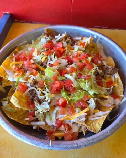 Big Foot Nachos aren't hiding for long—one look at that pile of seasoned beef, queso blanco, diced tomato, onion, and mixed cheese with salsa on the side, and the table goes silent for all the right reasons. Bold, messy, and absolutely worth following the trail for. 🧀👣
#ColoradoGrille #BigFootNachos #NachoCravings