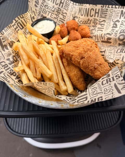 Craving a customer favorite? Fried Catfish Basket brings the comfort with 2 breaded catfish fillet, served w/ a side & hush puppies for the kind of meal that hits the spot every time 😋🐟
#ColoradoGrille #FriedCatfishBasket #CatfishCraving