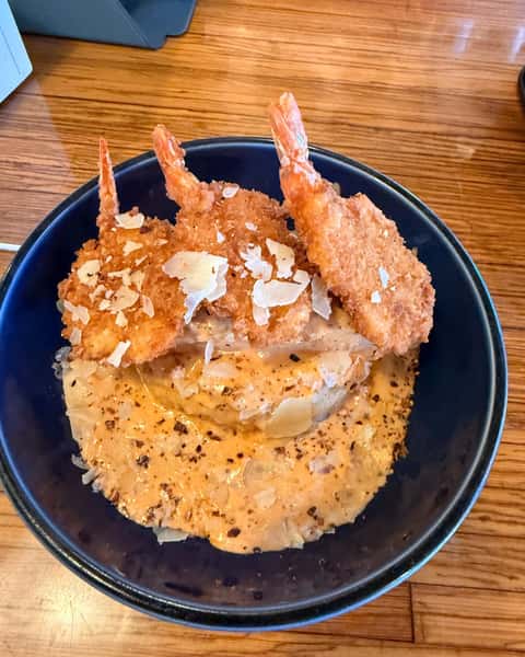 Columbia Street Salmon is what happens when comfort food gets a glow-up 😏 Roasted salmon over mashed, topped with chipotle cream sauce, plus three fried shrimp and a parm crumb finish that knows how to make dinner interesting. Casual vibe, seriously satisfying bite. #ColoradoGrille #ColumbiaStreetSalmon #BarAndGrill