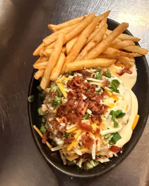 Cast Iron Burger doesn't believe in subtlety—and honestly, why should it? Open-face and loaded with savory pork green chili, smooth queso, jalapeños, and bacon, this is comfort food with a bold streak and zero interest in playing nice. 🍔🔥
#CastIronBurger #ColoradoGrille #BurgerObsession #ComfortFood