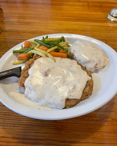 Chicken Fried steak is the kind of comfort food that doesn't need to raise its voice—just show up smothered in gravy with one side and let the fork do the talking 😏 Casual, hearty, and absolutely worth a serious appetite. 🍽️ #ColoradoGrille #ChickenFriedSteak #ComfortFood #BarAndGrill