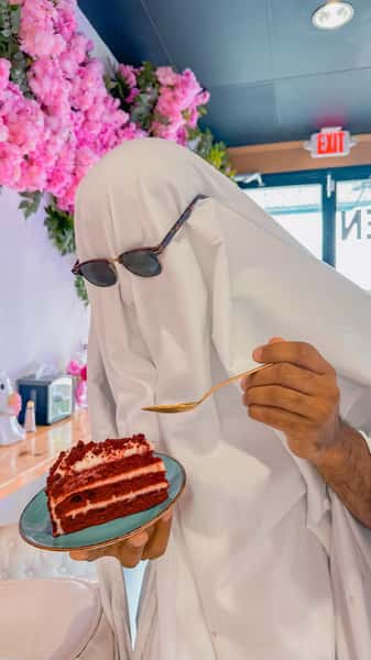 Even ghosts can’t resist our desserts. 👻🎶

Cheesecake de Caramelo or Red Velvet? Pick your potion. 🍰
.
.
#jacksonvilleeats #jacksonville #jacksonvillefoodie #jacksonvilleicecream
