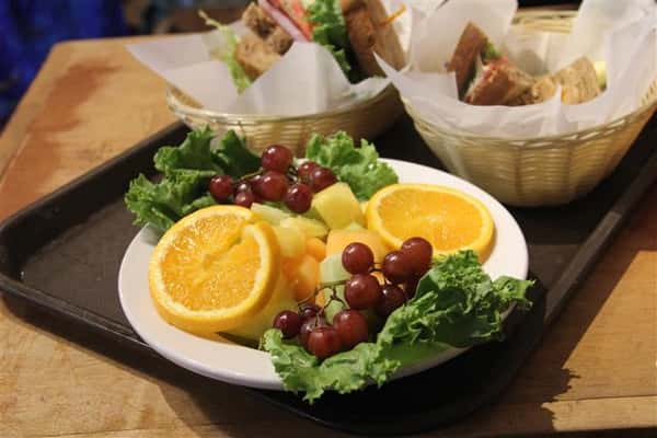plate of orange wedges with grapes