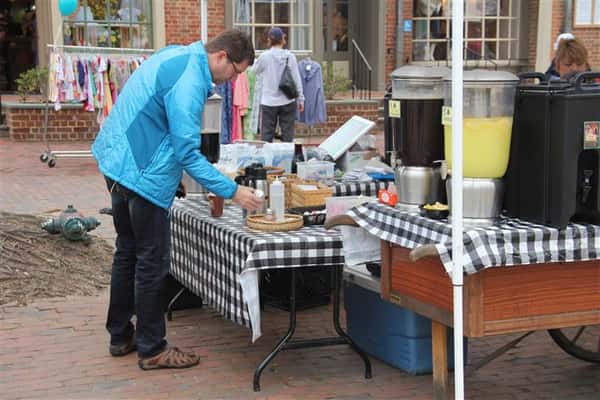 customer buying coffee