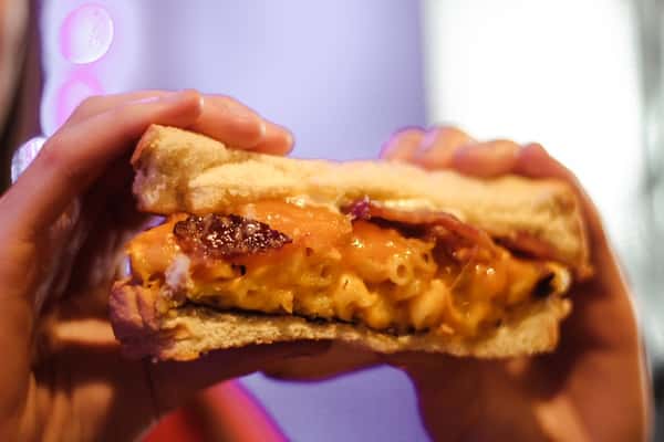 Mac n cheese sando