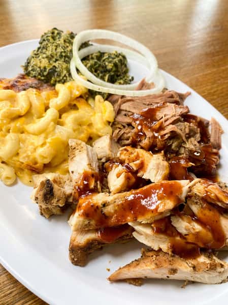 BBQ chicken mac and cheese with smoky sauce at Fainmous BBQ in Pearland TX