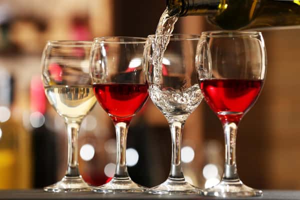 wine pouring_406769449