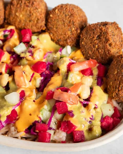 Five crispy falafels. Hummus. Fresh veggies. Pickled goodness. Roasted eggplant. Garlic sauce. 😍
Basically, a whole lot of good in one bowl.
Come dine with us!