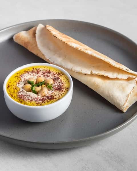 Creamy hummus + warm pita = the perfect little duo. 🤝😋
Come dine with us and grab a scoop!