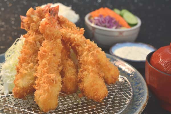 Jumbo Ebi Fry season is back. 🍤
Black tiger shrimp, lightly battered and tossed in fresh nama panko, fried to a crispy golden brown — the kind of crunch you can hear before you taste it.
Two ways to have it: Ebi Fry Teishoku (five pieces with rice, miso soup, salad, and our homemade remoulade) or Ebi Fry & Sashimi, the same five pieces alongside fresh ahi.
Here now through October 31, dine-in or takeout, at all three locations — Niu Valley, King Street, and Pearl City.
#GyotakuHawaii #EbiFry #OahuEats #HawaiiFoodie #JapaneseFood #IslandEats #808Eats #HawaiiRestaurants