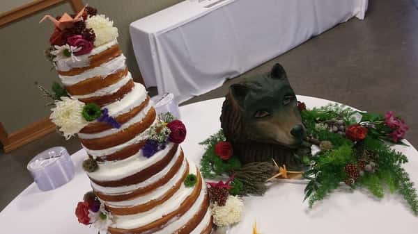 wedding cake and grooms cake
