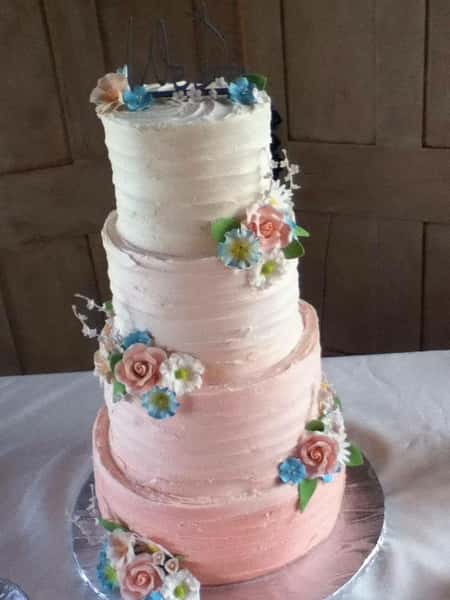 peach wedding cake with roses