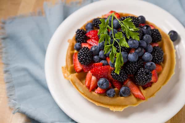 waffle w/berry toppings