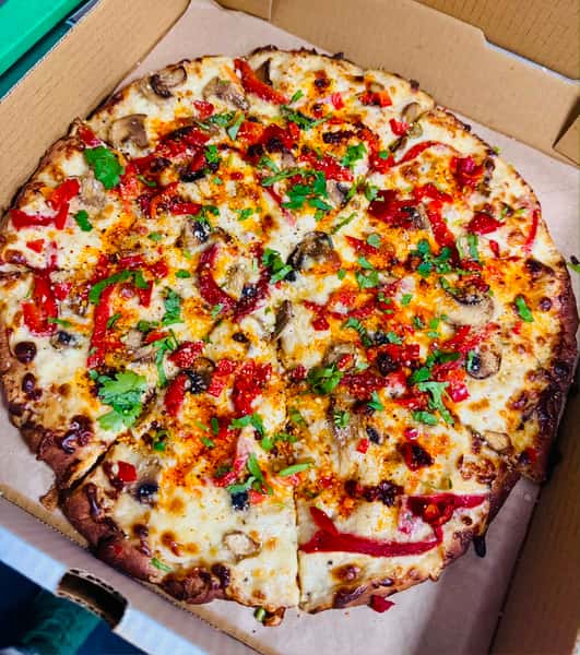 Safed Chicken Maharaja Pizza (Halal)