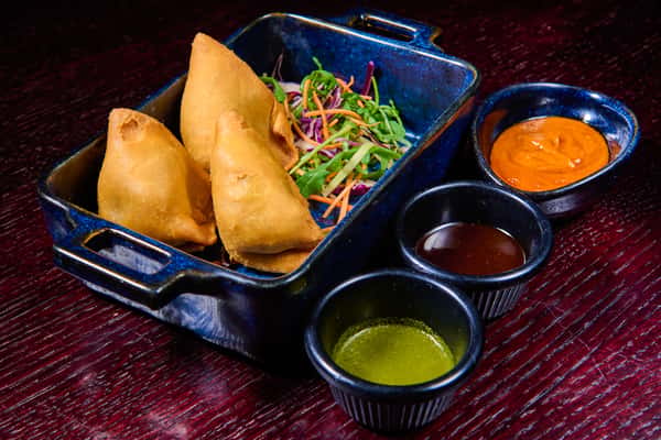 Makhni Murgh Samosa