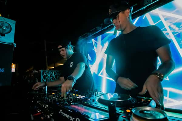 DJ