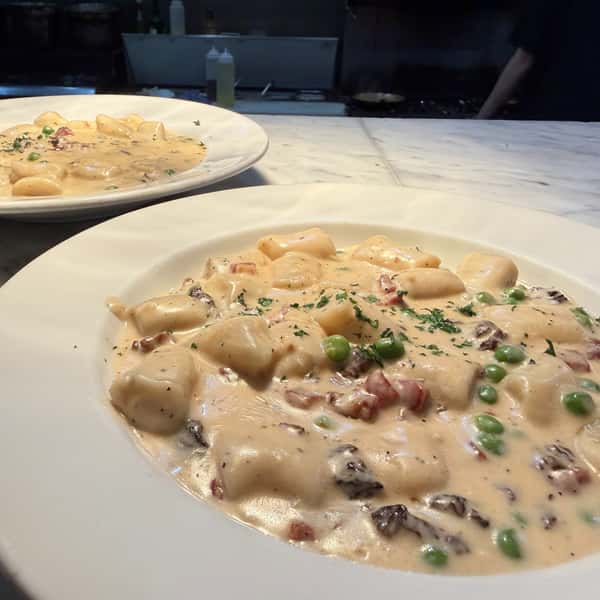 One of Chef D's recent yummy creations... Housemade ricotta gnocchi with Prosciutto, brandy soaked Morel mushrooms, baby peas, and a garlic Alfredo sauce 😋🤤🙂↕️