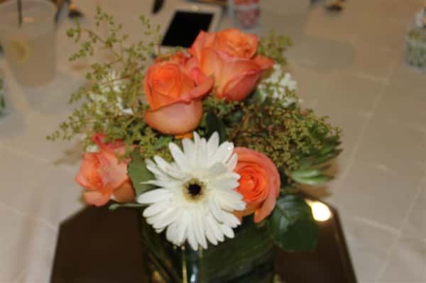 floral arrangement for a centerpiece with roses and daisies