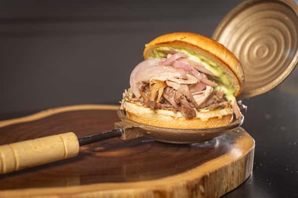 Pan Con Lechon