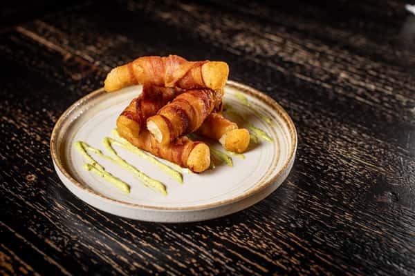 Yuquita Abrazadita en Bacon