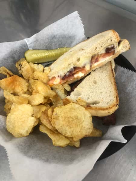 sandwich with chips