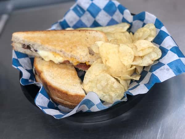 sandwich with chips