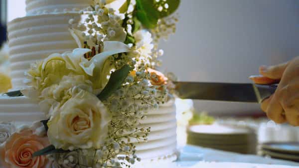 White wedding cake with fresh flowers