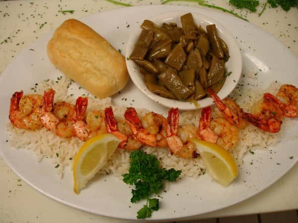 gshrimp scampi over rice with green beans and bread on the side