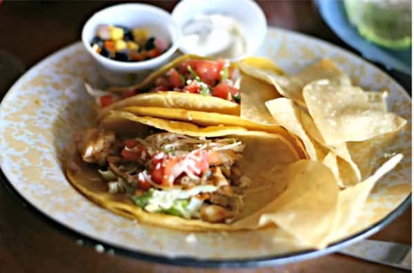 Tacos bring bold, fresh flavor to every bite 🌮 Choose light white fish, seasoned beef, or shredded chicken, all paired with cabbage, onions, peppers, and pico de gallo. Served with black bean salsa, chips, and homemade ranch for dipping, this is the kind of meal that keeps things casual and seriously satisfying.

#RaspberriesnCreme #Tacos #FreshFlavor #QuickBite
