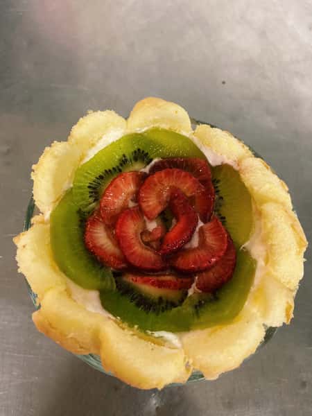 Homemade Strawberry and Kiwi Delight Cake