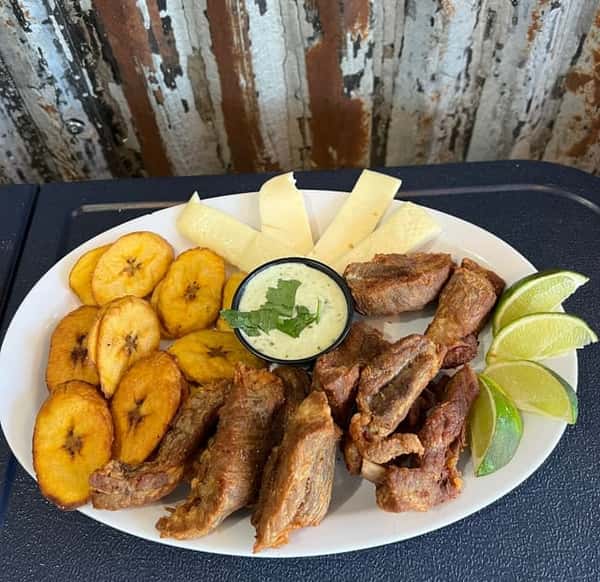 Chicharron Con Tostones Fritos y Queso