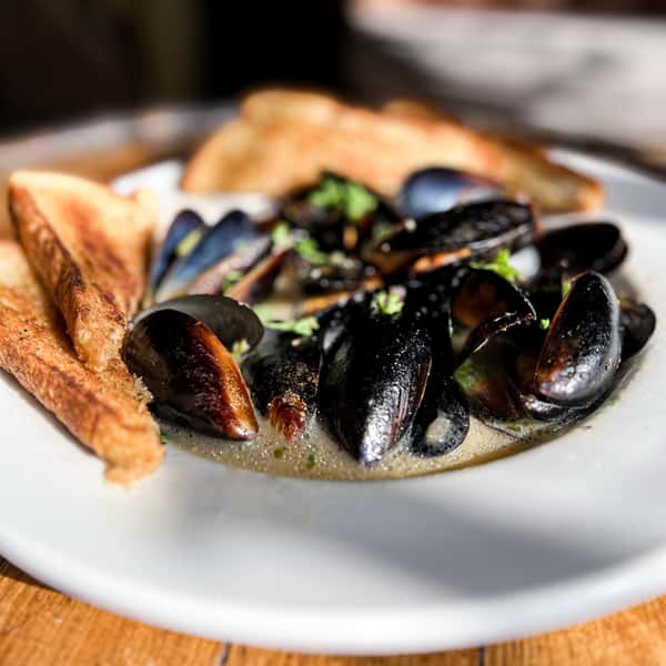 Black Pepper and Garlic Mussels