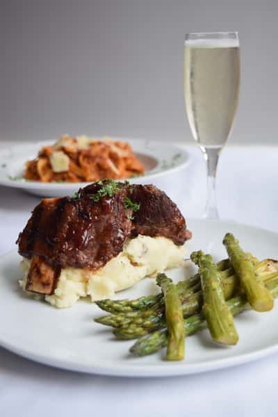 steak with mashed potatoes