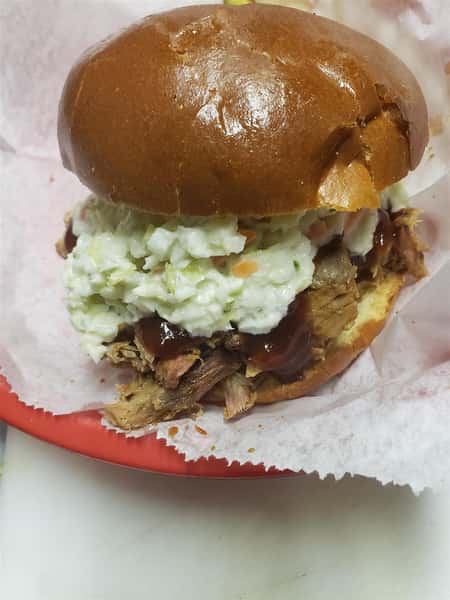 pulled pork burger with coleslaw