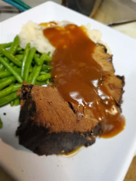 meat entree with mashed potatoes, gravy and green beans