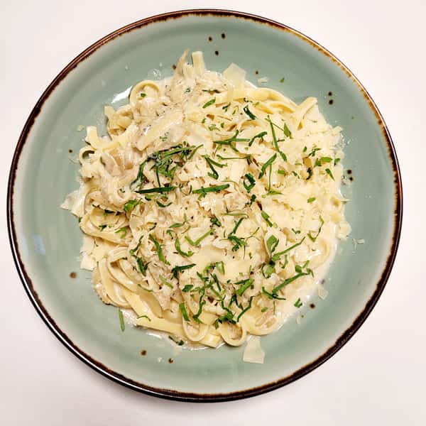 Cheesy Creamy Sauce - 6 Guests - Select your Pasta (Fettuccine, Rigatoni or Spaghetti)