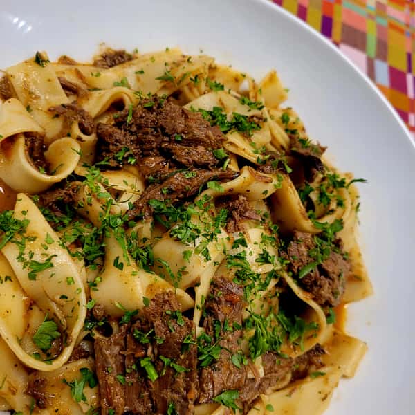 Slow Braised Tomato Beef Sauce - 6 Guests - Select your Pasta (Fettuccine, Rigatoni or Spaghetti)