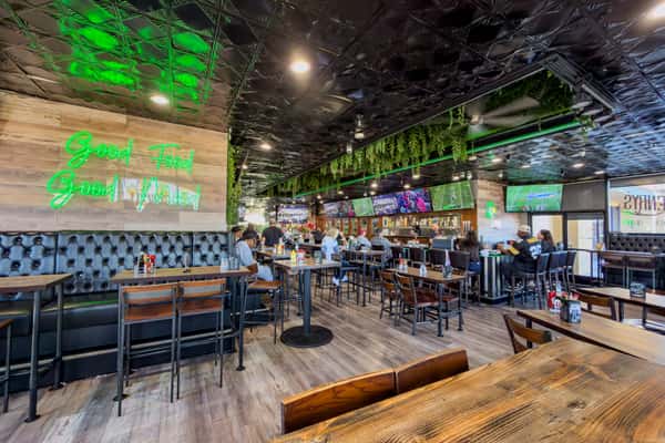 Henry's_Kitchen_+_Drink_Interior_Angle