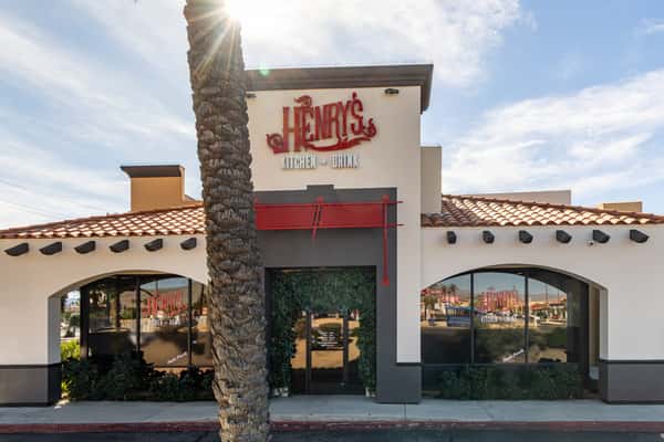 Henry's_Kitchen_+_Drink_Exterior_Palm_Tree