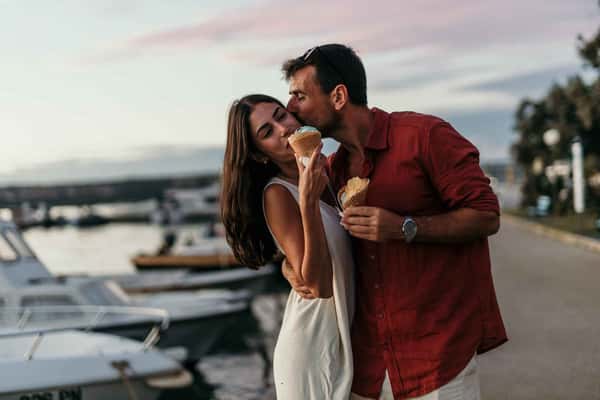 couple eating an ice cream