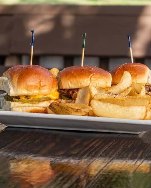 Our Black Angus Sliders are packed with melted American cheese, crunchy pickles, and creamy mayo, and these bad boys are a MUST try! Grab your crew and come on in before they're gone! 🍔
#HumphreysBarAndGrill #HuntsvilleTX #SliderTime